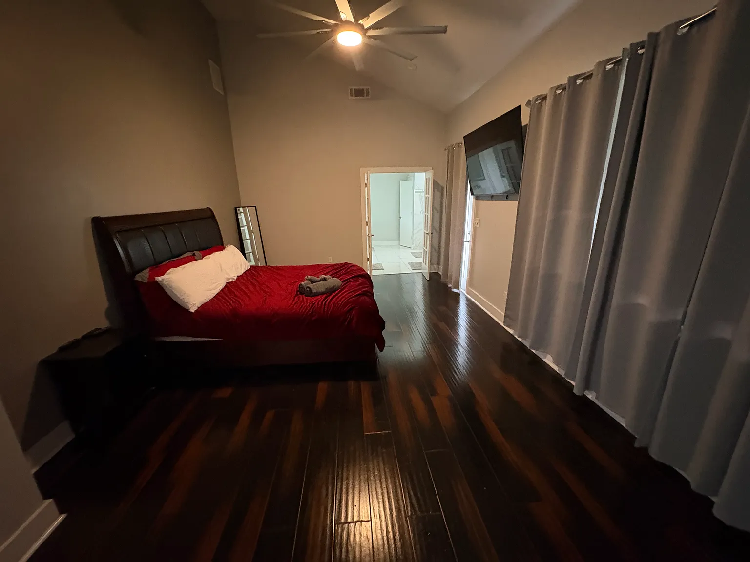 4 bed, 2200 sqft, $3,500 — Photo 3