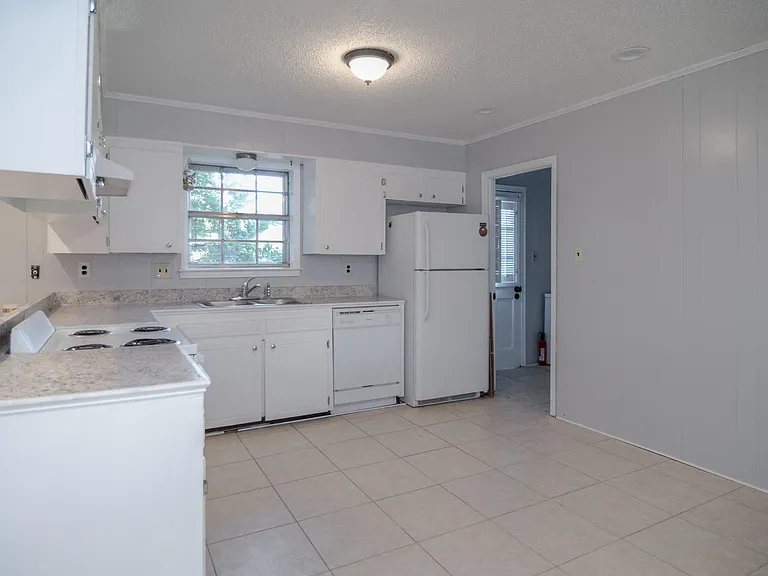 111 Valencia Dr — Photo 5