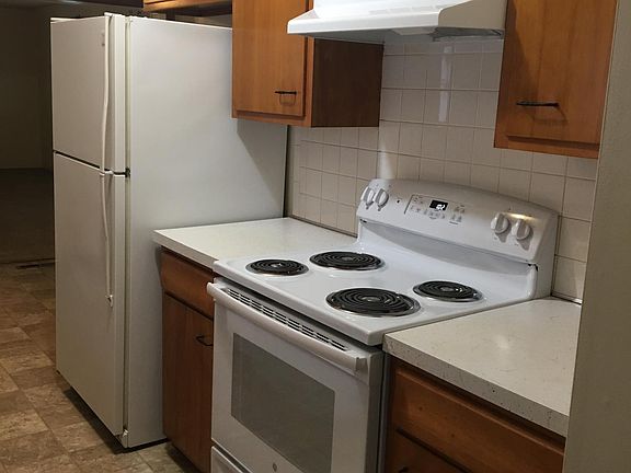 Kitchen/Stove/Refrigerator