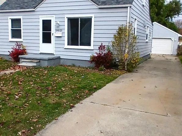 19021 Hazelwood St, Roseville, MI 48066