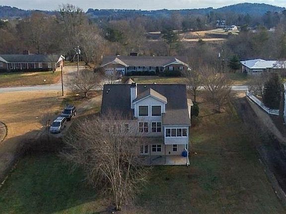 4th image of 135 Moores Dr