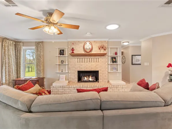 52 Golfview Dr, Hilltop Lakes, TX 77871