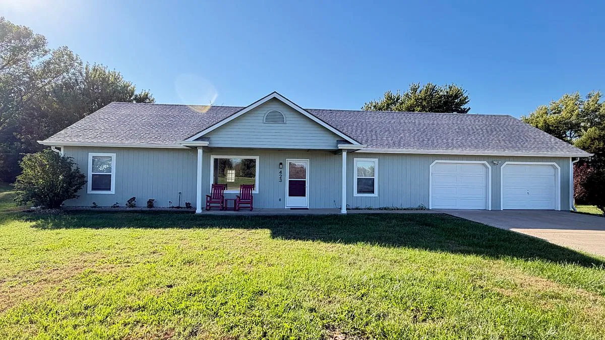 3 bed, 2.0 bath, 1456 sqft, $1,800 — Photo 2