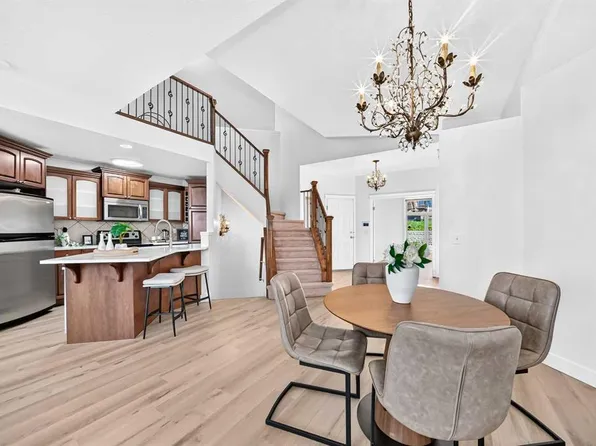 241 N Springbank Ter SW, Calgary, AB T3H 4S9