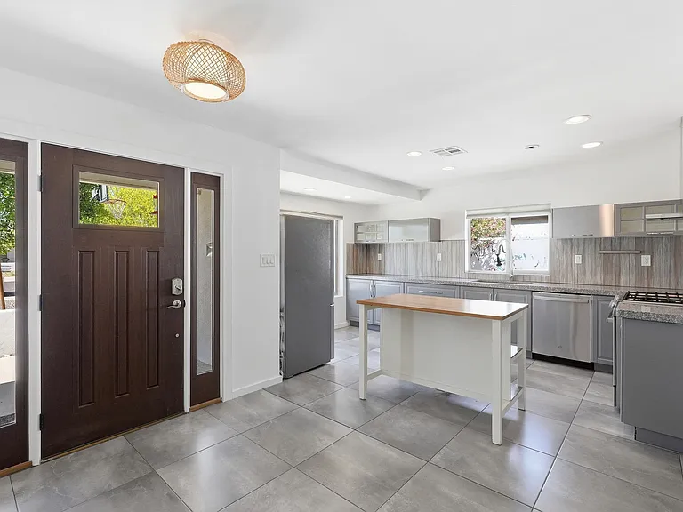 2525 E Minnezona Ave — Photo 10