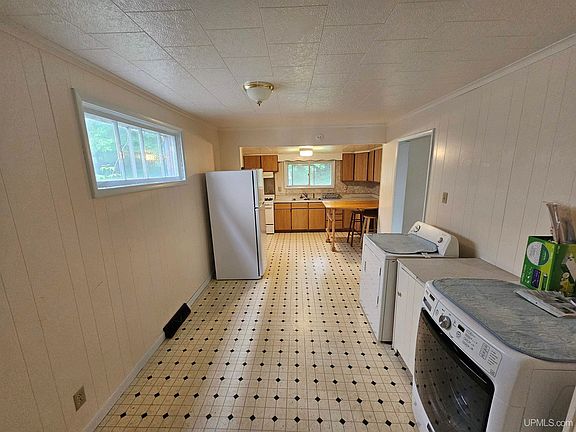 2nd image of 707 W Edwards Ave