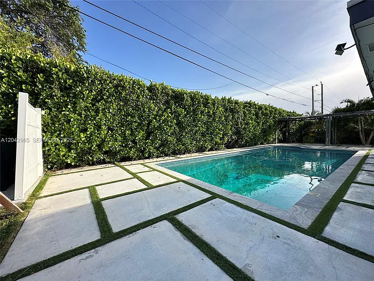 10010 SW 162nd St — Photo 4