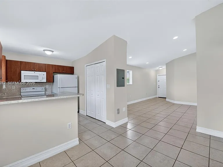 2721 SE 12th Pl #206 — Photo 7
