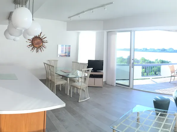 https://photos.zillowstatic.com/fp/70b14872012a5466ef55181ba18eb499-p_e.webp