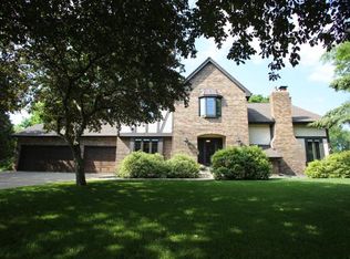 884 Scenic Ct, Shoreview, MN 55126