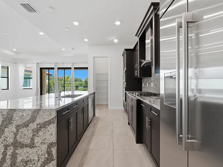 11760 Bayview Cir — Photo 16