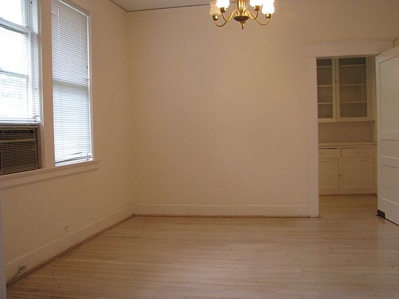 3rd image of 2901-2903 Wilmot Ave
