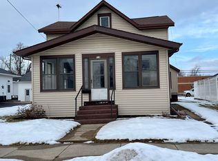 705 W North Water St, New London, WI 54961