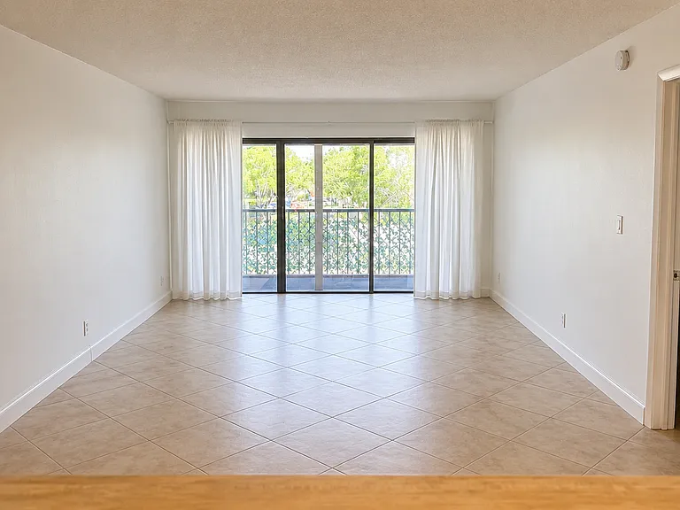 240 Lakeview Dr #306 — Photo 4