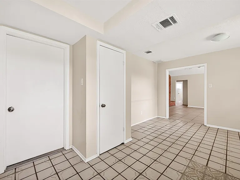 9903 Kent Towne Ln — Photo 17