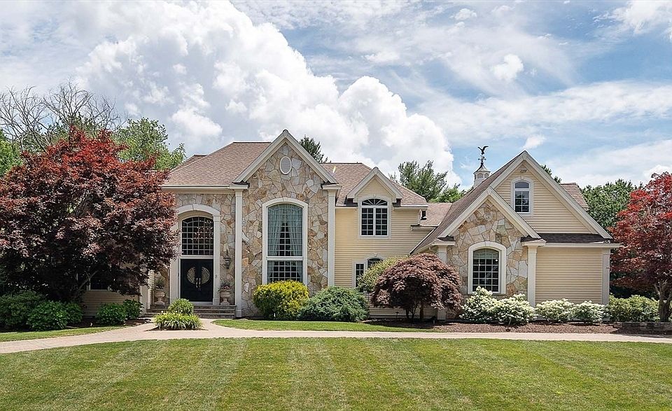 1st image of 8 Buttonwood Dr