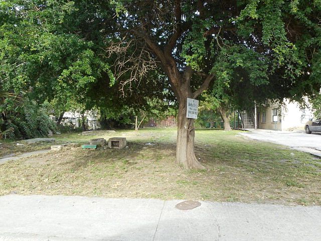 1st image of 925 E Monroe St