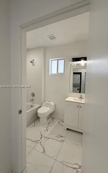 811 E 52nd St #102 — Photo 6