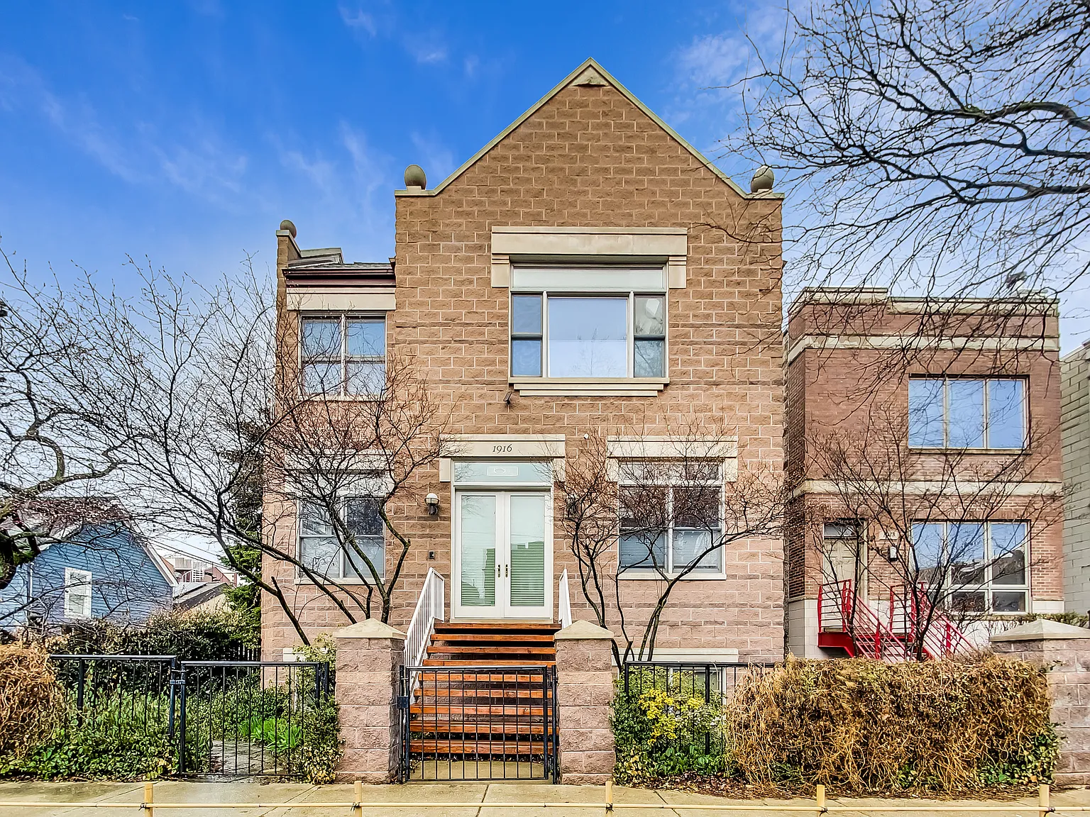 1916 N Wolcott Ave — Photo 1
