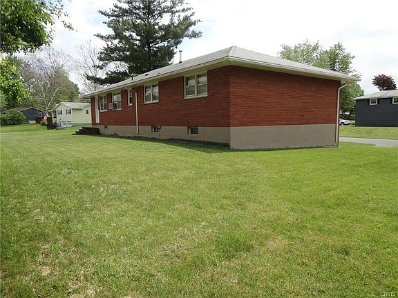 3rd image of 22 Lorraine Cres