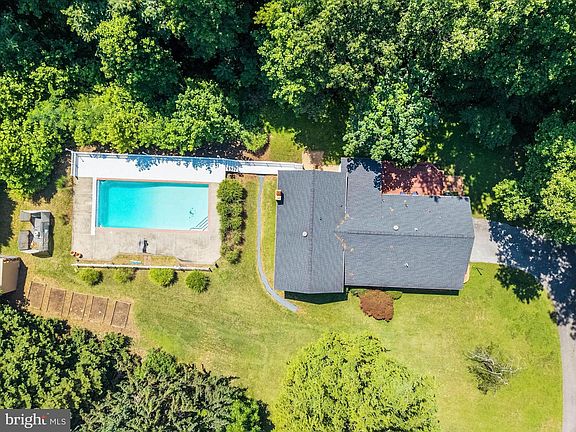 3rd image of 3611 Karen Dr