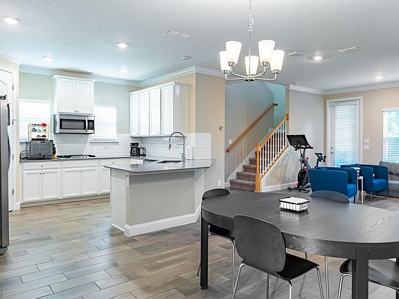 5th image of 184 Silver Creek Pl