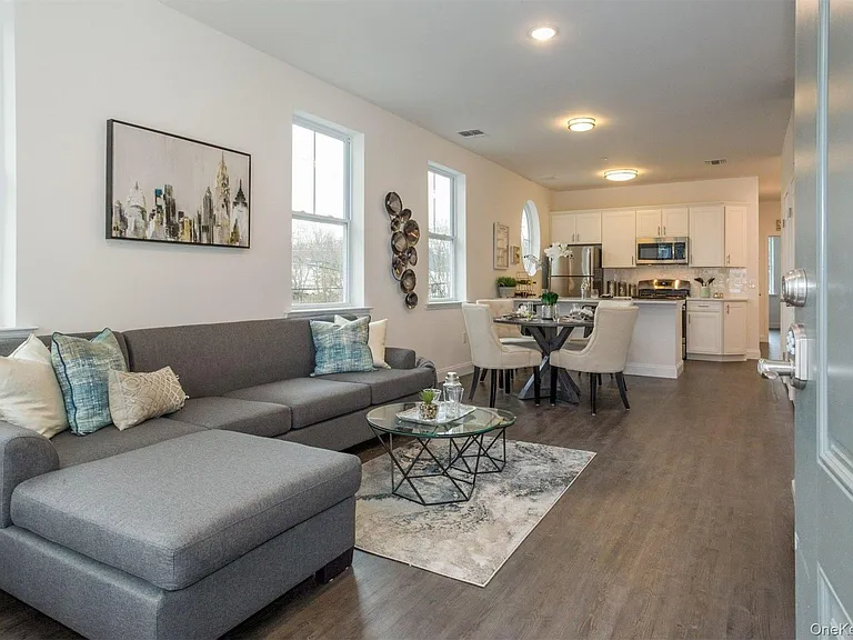 1046 New York Ave #6 — Photo 4