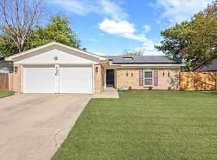 720 Meadowdale Dr, Saginaw, TX 76179