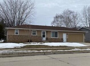 942 S 41st St, Manitowoc, WI 54220