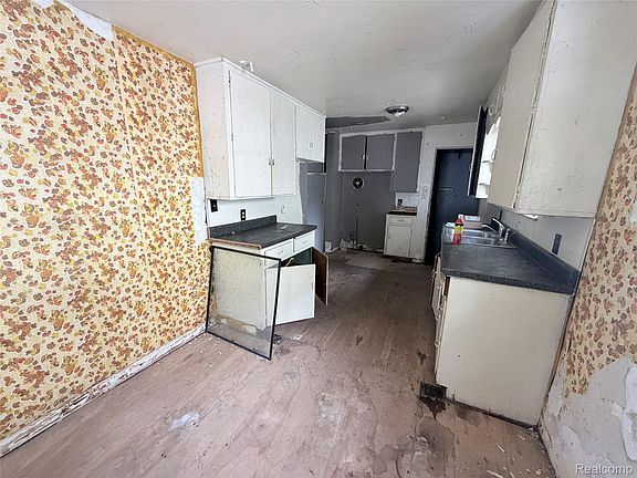 2nd image of 318 E Myrtle Ave
