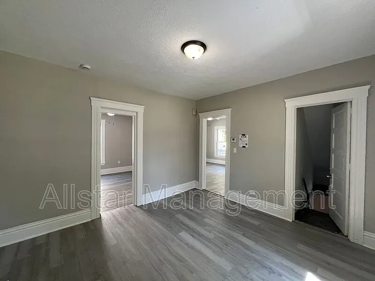 915 East Ave — Photo 8