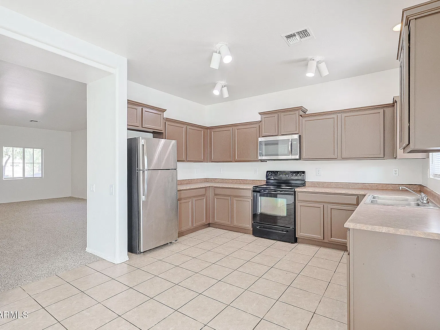 4 bed, 2.5 bath, 2368 sqft, $2,050 — Photo 4