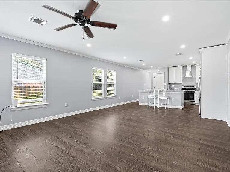531 Woolworth St — Photo 3