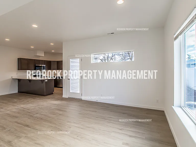 1122 N Davis Ln — Photo 4