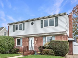 1016 Oaks Dr, Franklin Square, NY 11010