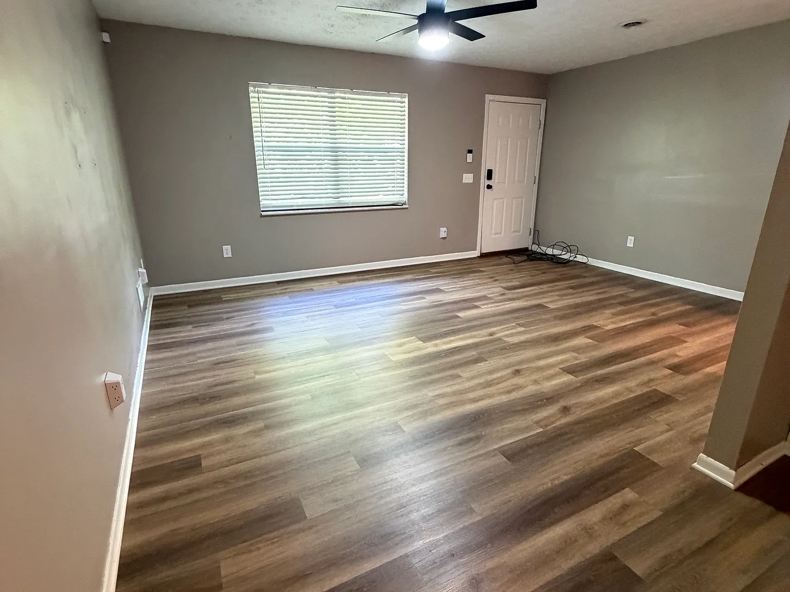 3 bed, 1.5 bath, 1296 sqft, $2,100 — Photo 4
