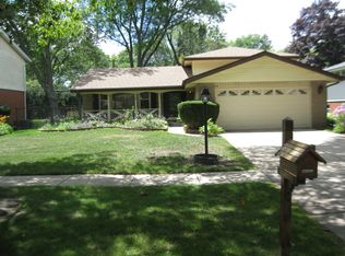 2015 E Cayuga Ln, Mount Prospect, IL 60056
