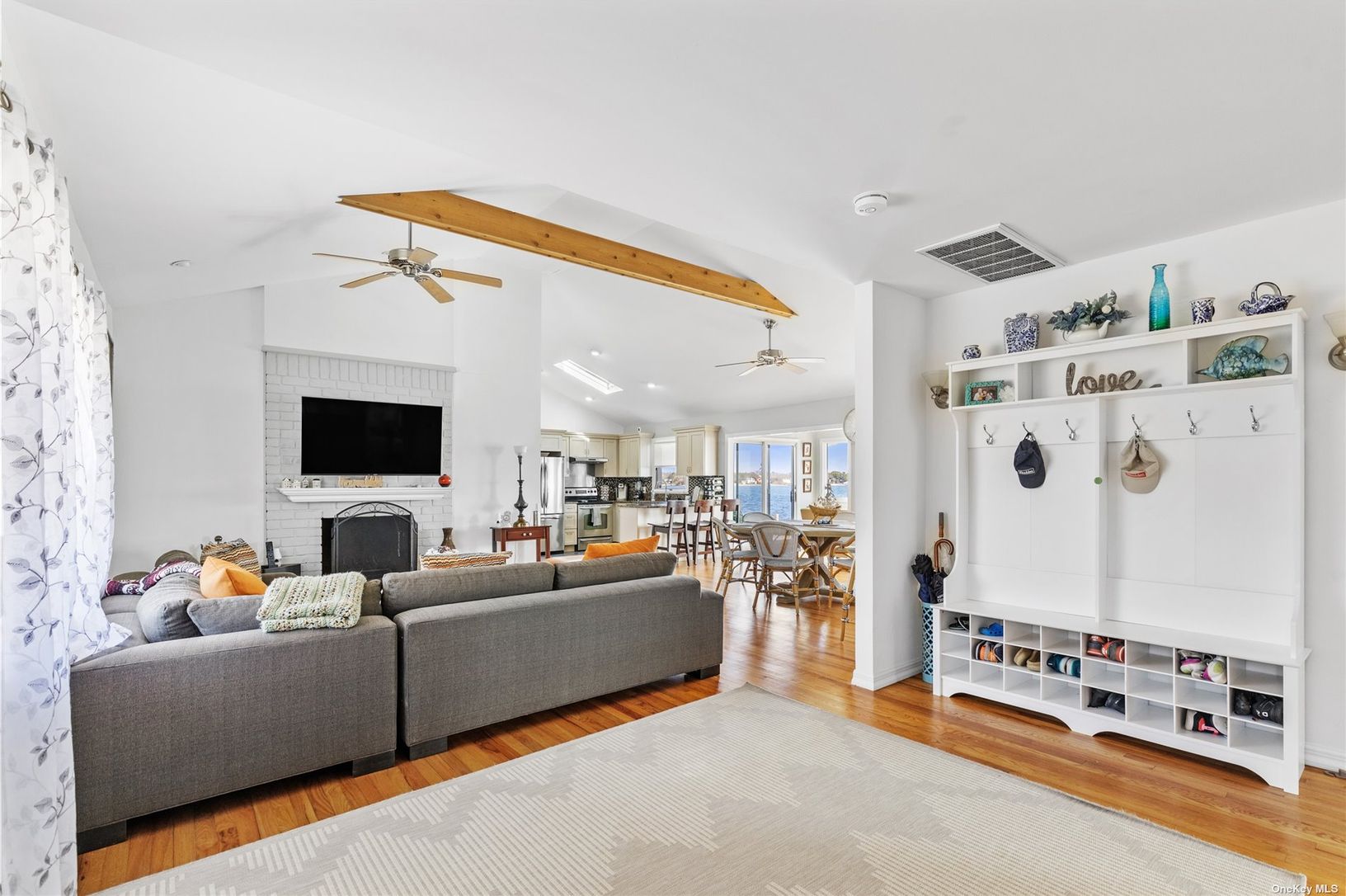  Bright and Spacious Open Plan
