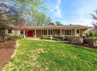 1121 Pineacre Dr, Bettendorf, IA 52722