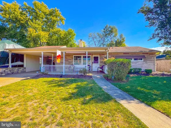 327 Lakeside Dr, Levittown, PA 19054