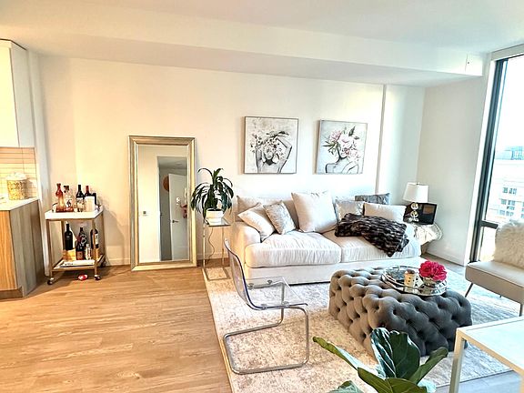 4th image of 1700 Clarendon Blvd #1111