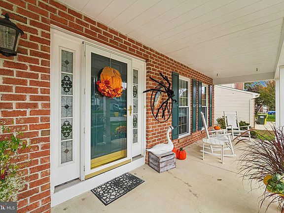 4th image of 810 Oak Mill Dr