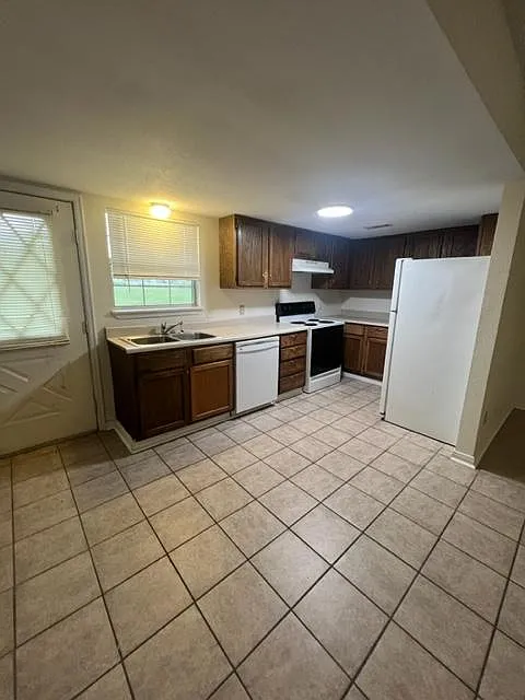 2 bed, 1000 sqft, $895 — Photo 4