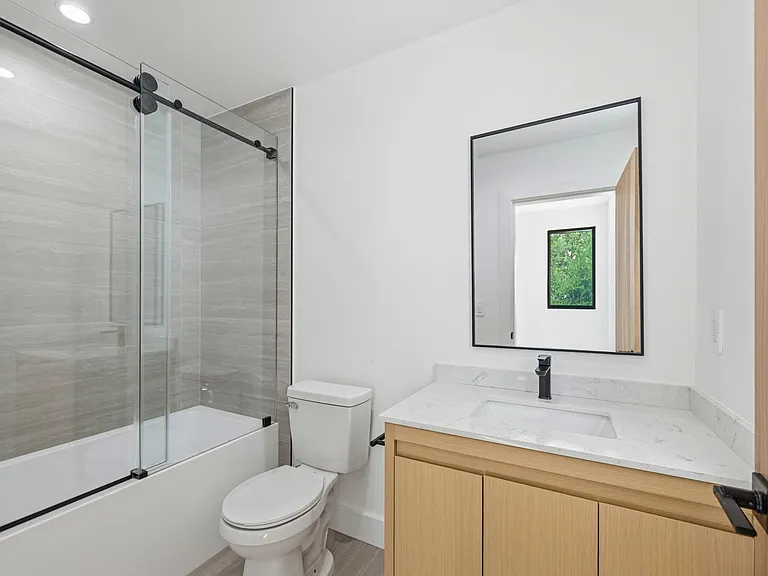 13600 Burbank Blvd — Photo 12