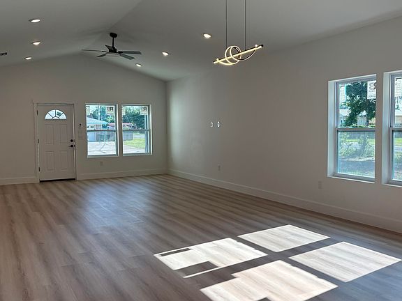 5th image of 4126 Russell Ln