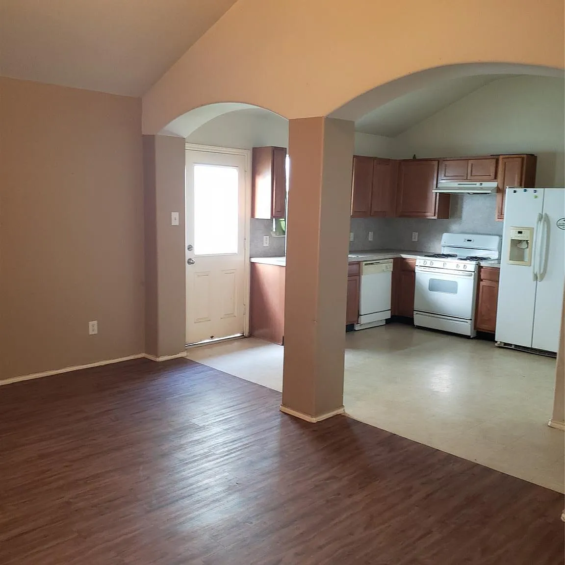 3 bed, 1.0 bath, 1056 sqft, $1,500 — Photo 2