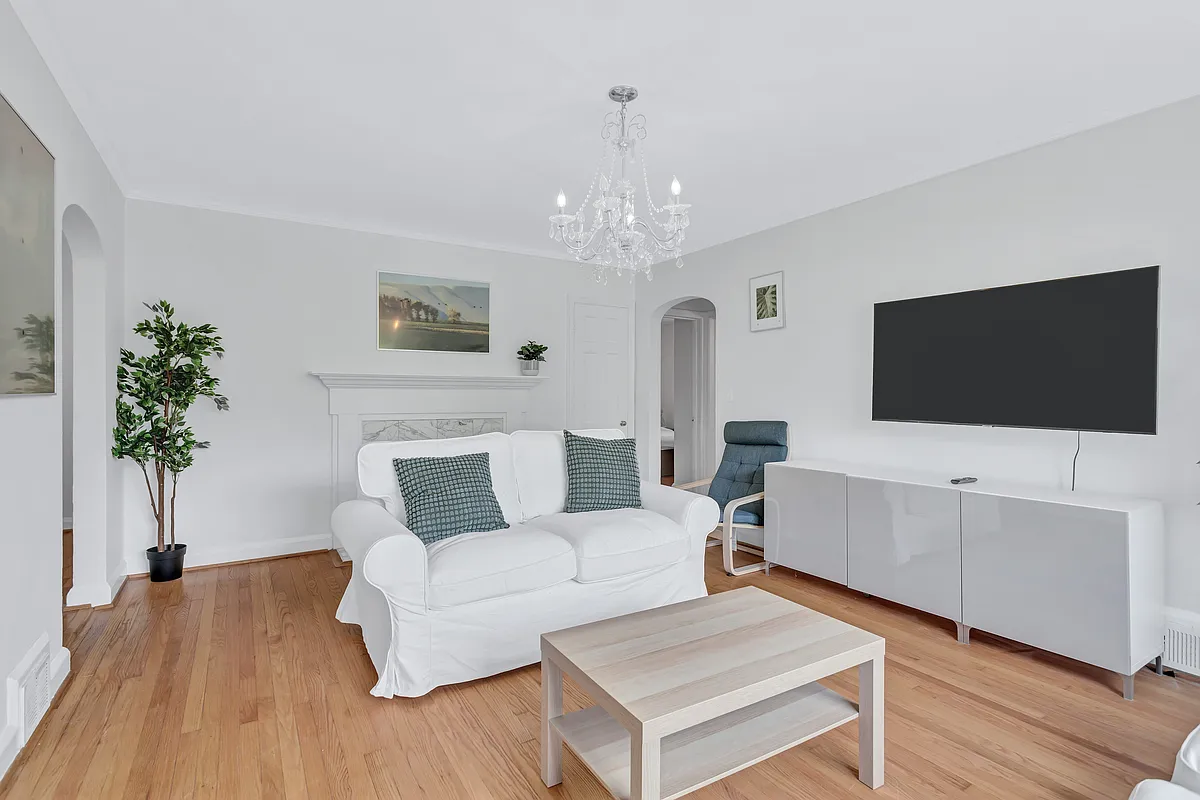Living RM - 744 Silver Spring Ave