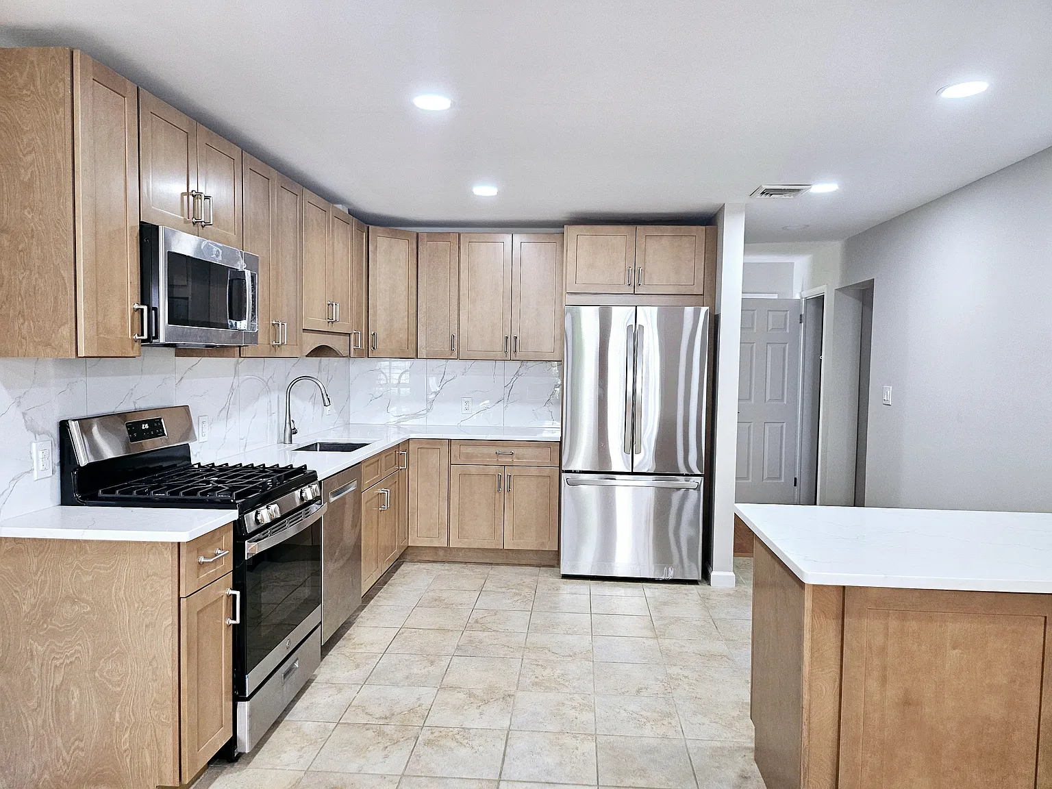 3 bed, 2.5 bath, 1750 sqft, $4,800 — Photo 3