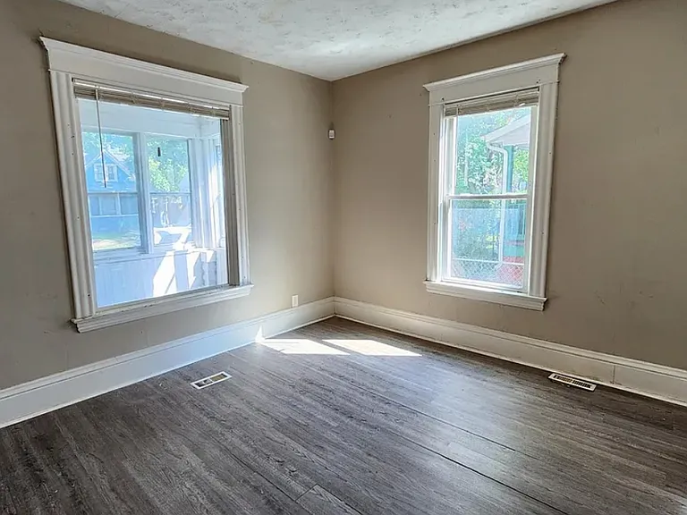 2823 Bryant Ave N — Photo 10