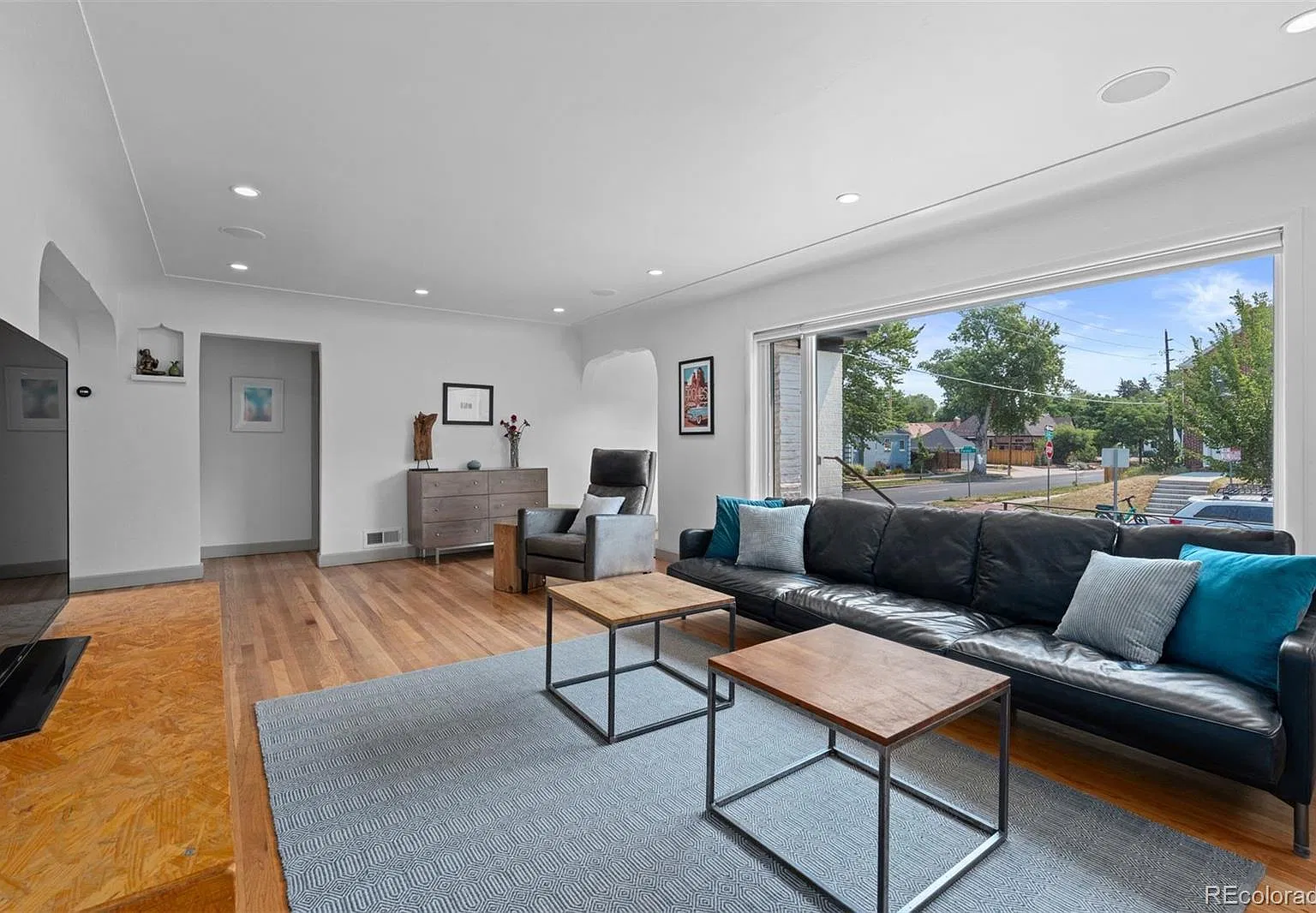 3 bed, 2.0 bath, 2168 sqft, $3,300 — Photo 3